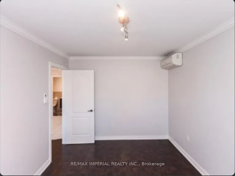714R Dufferin St — Photo 8