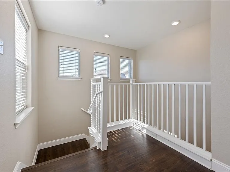 1524 Uhland Dr — Photo 13