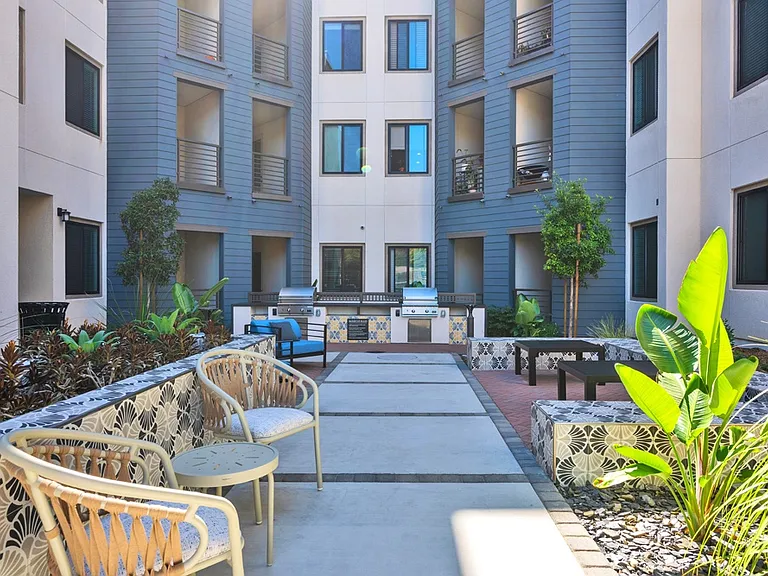 Downtown Ontario Luxury Apartments — Photo 100