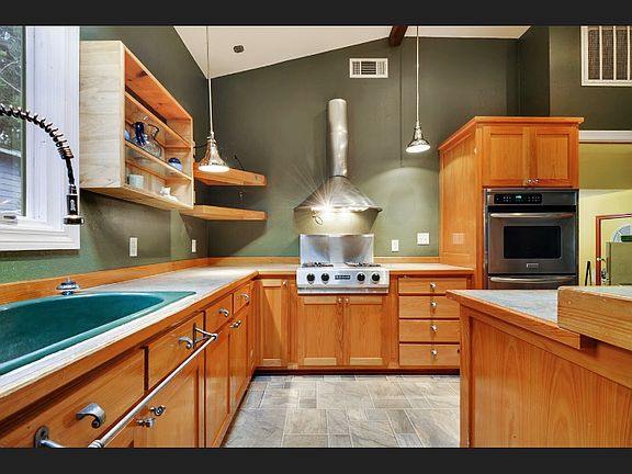 5th image of 146 Suter Pl