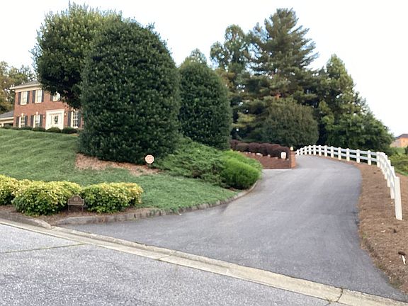 Divided driveway on ride sid