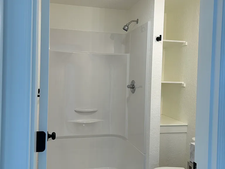 548 N Locust St — Photo 4