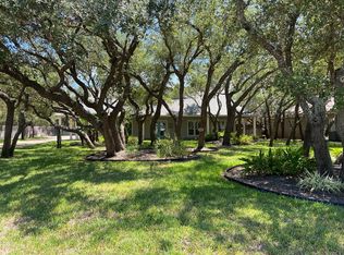 220 Inverrary Dr, Rockport, TX 78382