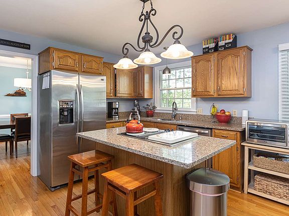 2nd image of 442 Queen Anne Ct