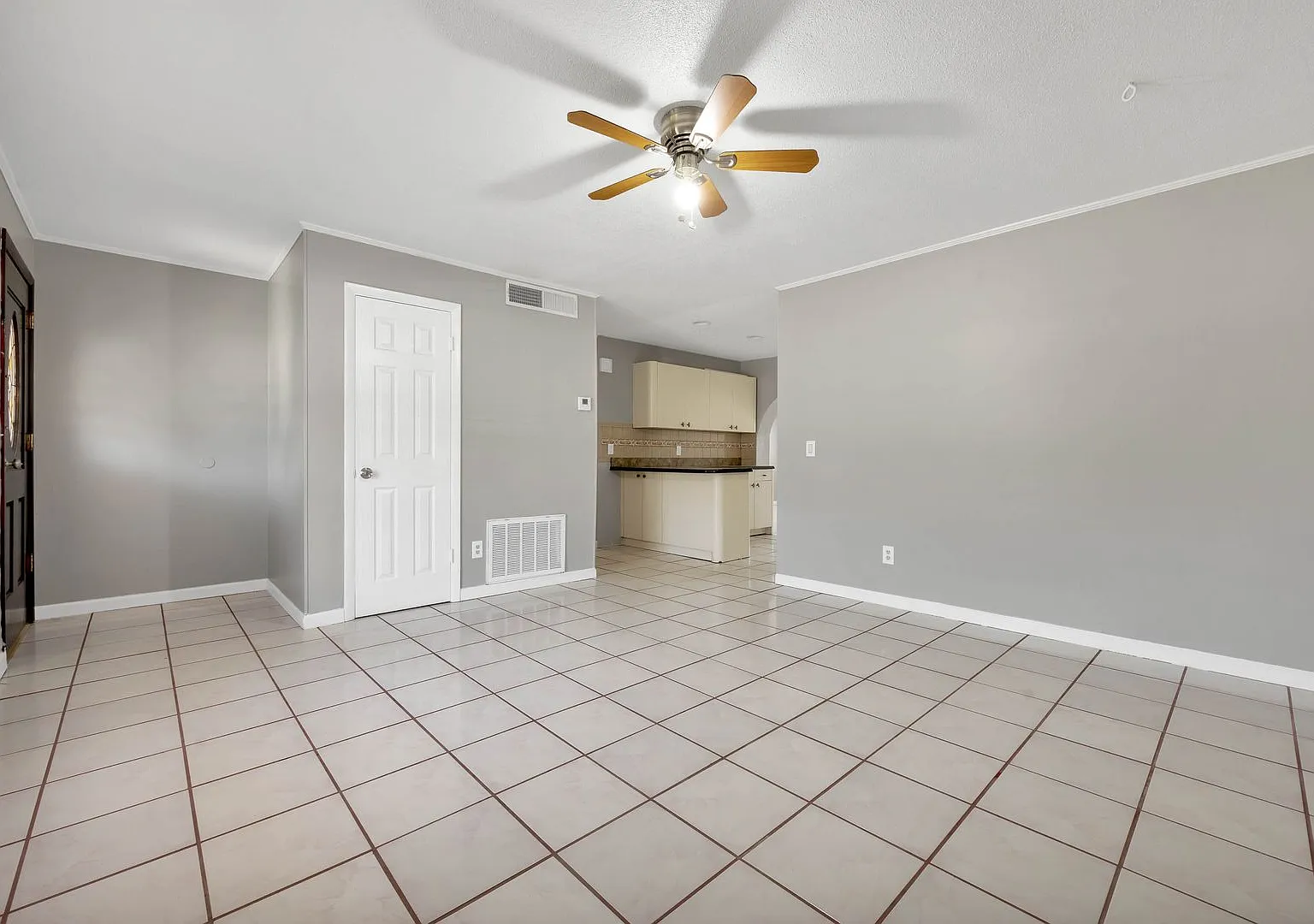 3/1.5/1 Home with HUGE fenced yard! — Photo 3