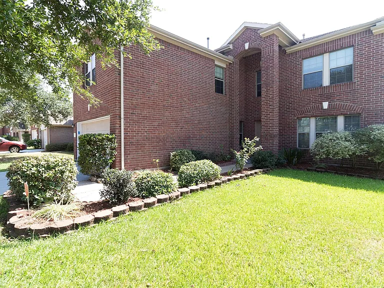 2202 Crossmill Ln — Photo 42