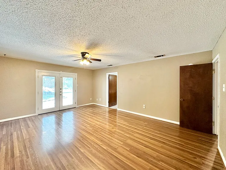 912 Laurie Ln — Photo 26