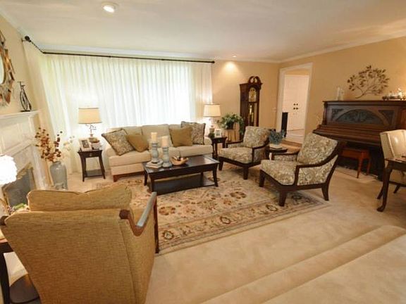 4th image of 1215 Crestwood Ct