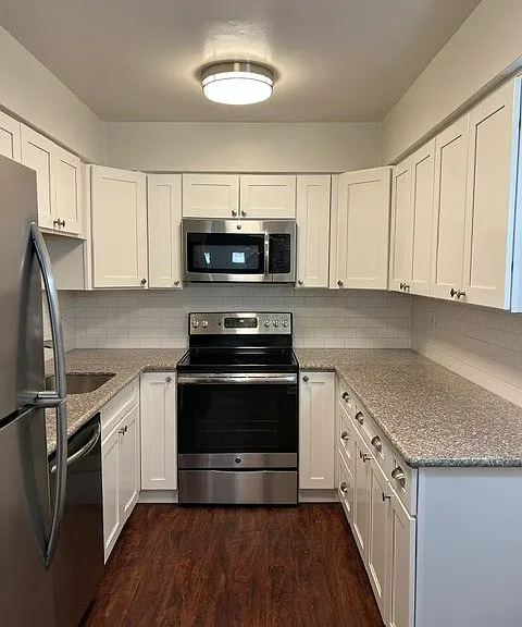 20 Charleston Sq — Photo 1