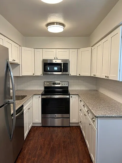 20 Charleston Sq
