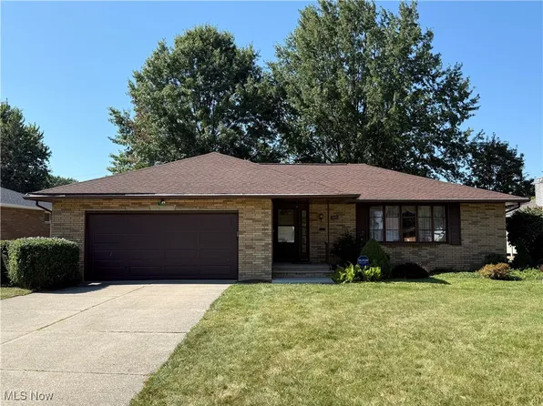 7446 Pinewood Dr, Middleburg Heights, OH 44130