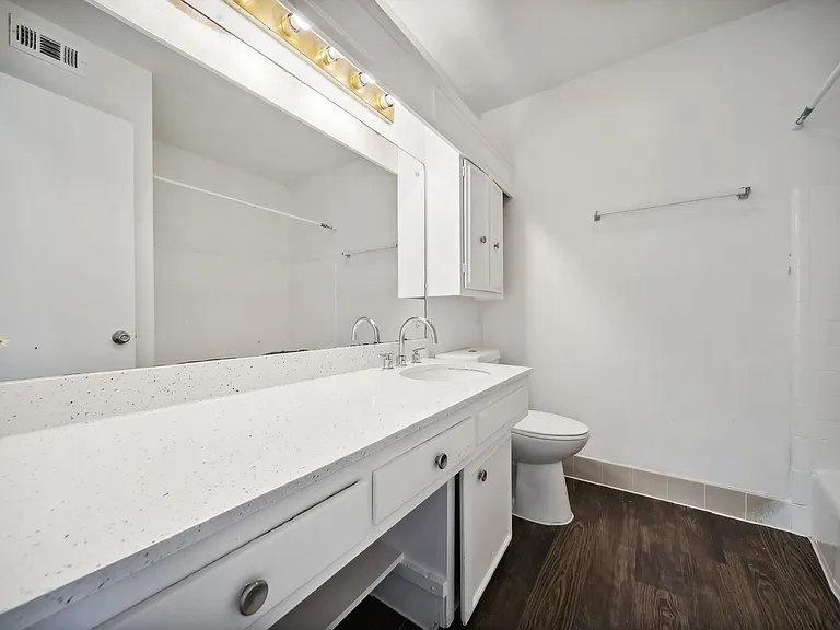 Beautiful Apartments in the heart of Brookside — Photo 33