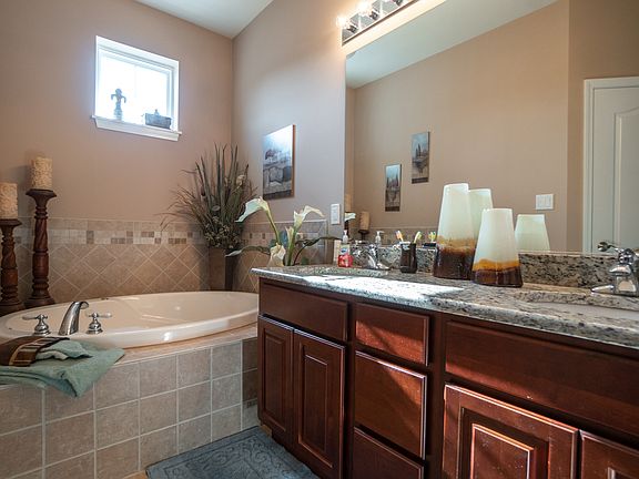 4th image of 13238 Lake Shore Dr Unit 202