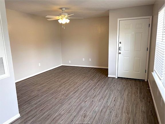 5th image of 619 W Ridge Dr