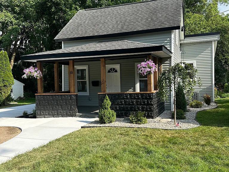 10 Lakeville Ct — Photo 1