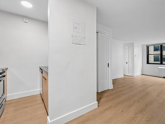 3rd image of 315 W 57th St APT 7K