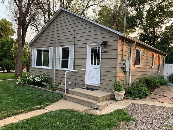 Side view showing entrance to kitchen