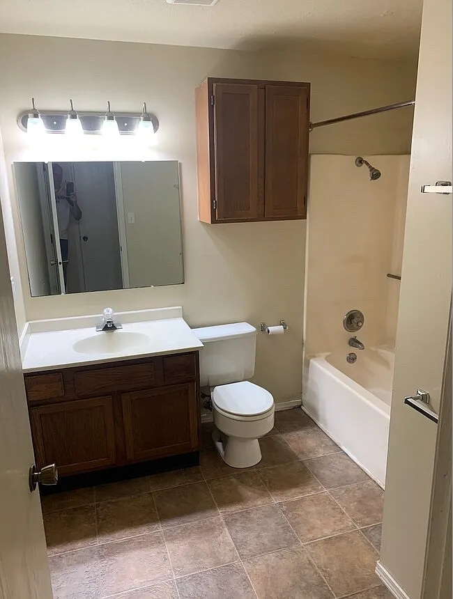 Building Photo - 1111 Vattier St #7