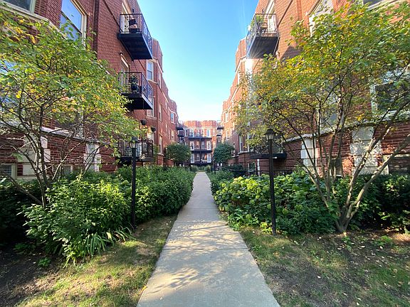 2nd image of 1334 W Greenleaf Ave APT 3C