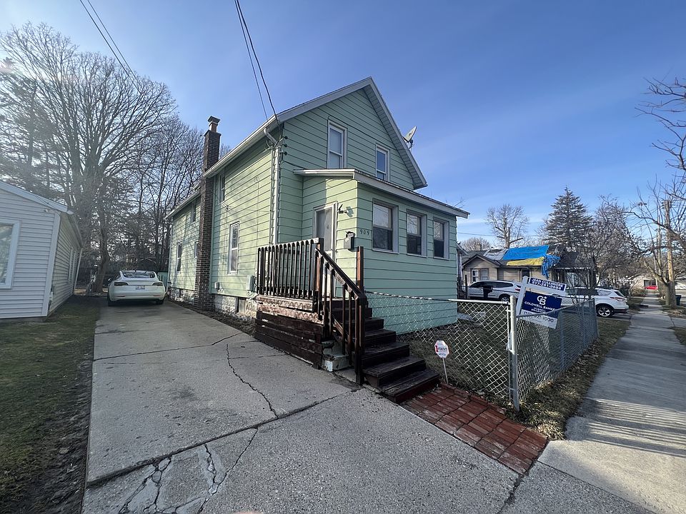 1st image of 909 Clayton St Unit B2