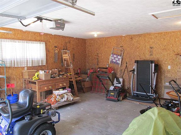 5th image of 1006 Barberry Dr