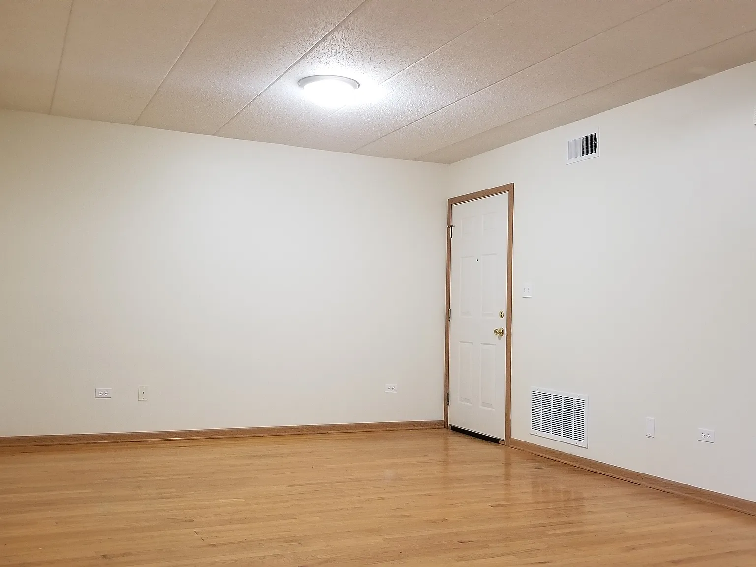 3 bed, 900 sqft, $2,000 — Photo 3