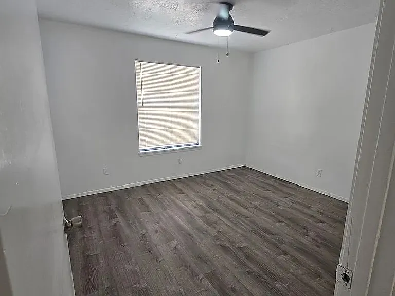 320 Geraldine Loop SE #A — Photo 4