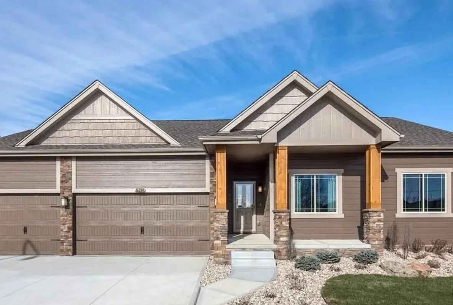 Beautiful 3 Bedroom Home in Bennington! — Photo 1