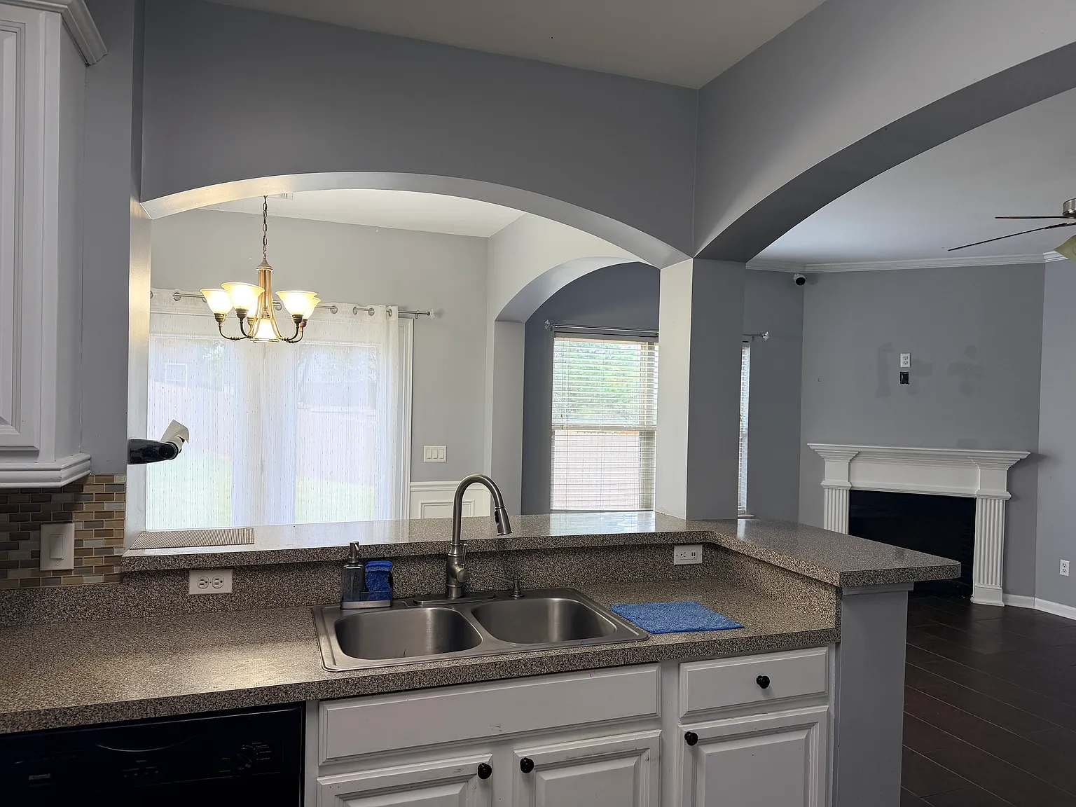 3 bed, 2020 sqft, $2,300 — Photo 3