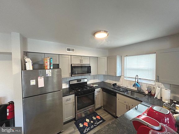 5th image of 19 Lamont Ct