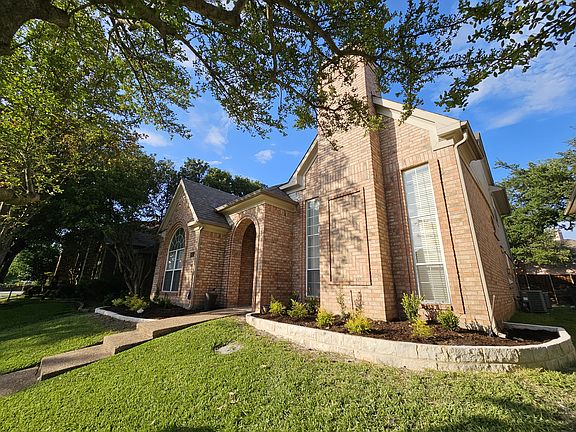Beautiful house, great neighborhood, walking distance to park and tennis court.