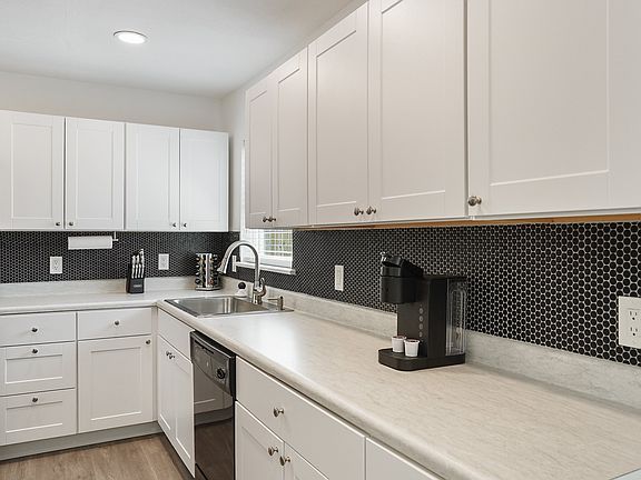 Spacious kitchen - full size fridge/freezer & oven/stove