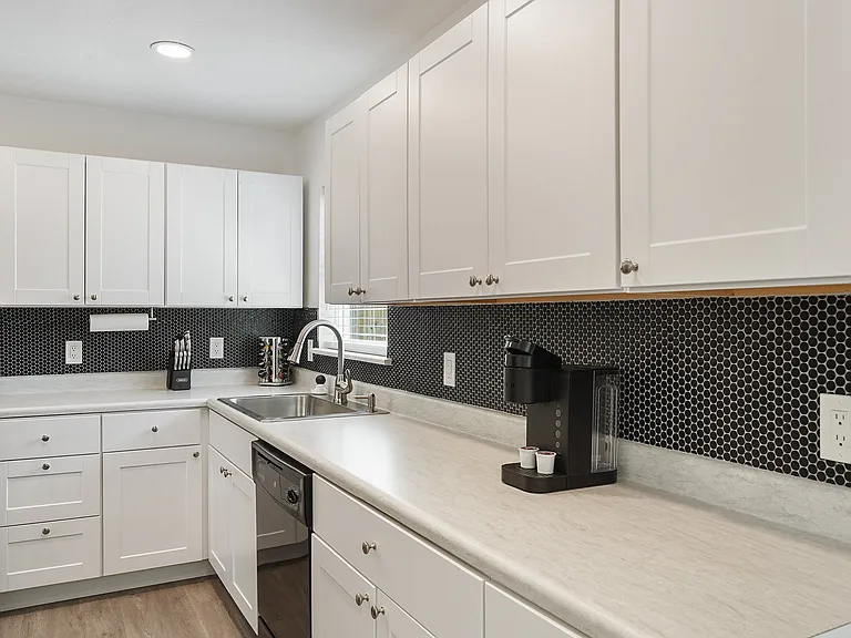 Spacious kitchen - full size fridge/freezer & oven/stove