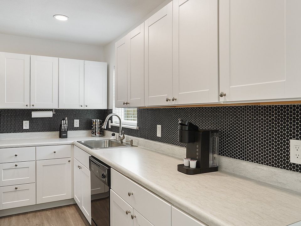 Spacious kitchen - full size fridge/freezer & oven/stove