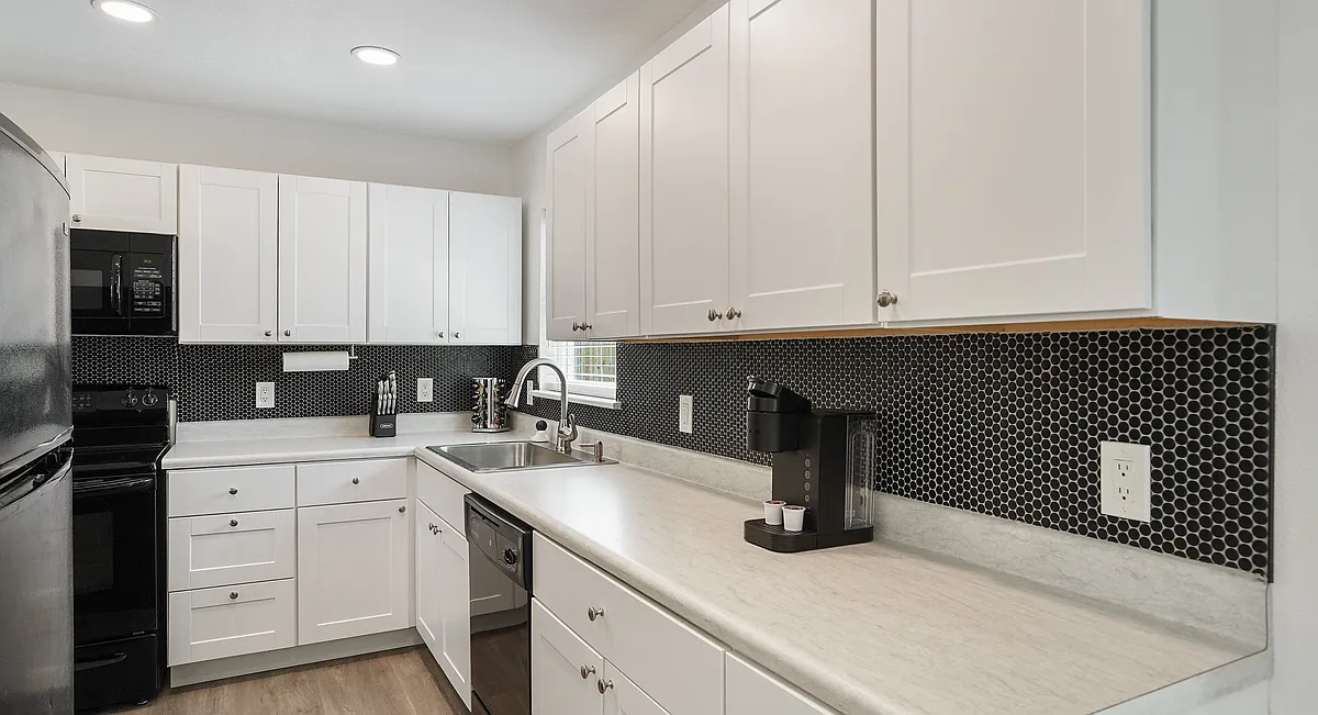 Spacious kitchen - full size fridge/freezer & oven/stove - 715 Hunter Dr #MAIN