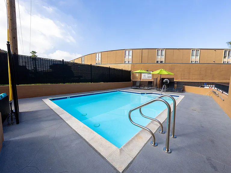 Diplomat Apartments — Photo 21