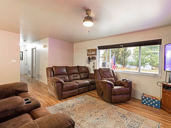 5th image of 114 Essex Ave
