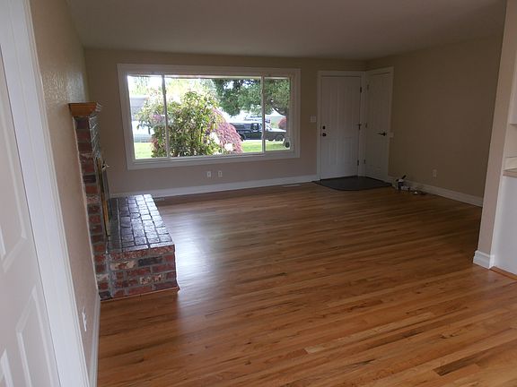 4th image of 4827 188th St SW