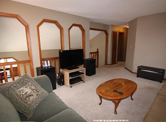 4th image of 9715 Yalta St NE
