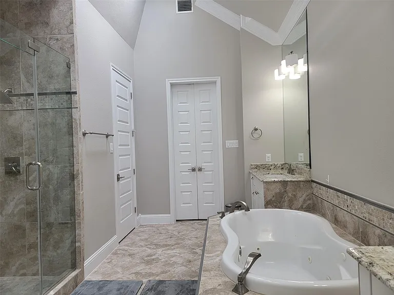 1702 Calumet St — Photo 29