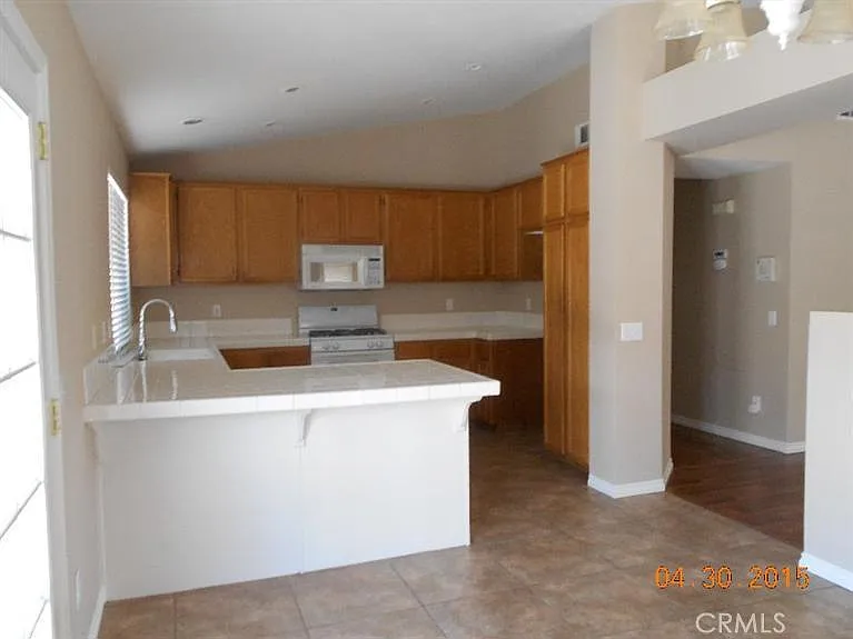 3 bed, 1279 sqft, $2,400 — Photo 4