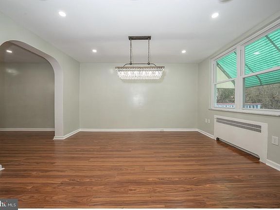 3rd image of 121 Ashton Rd