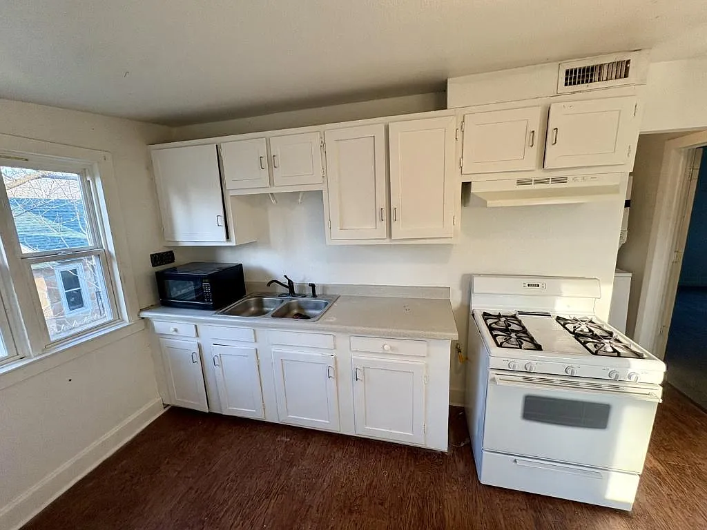 408 S Wright St, B — Photo 2