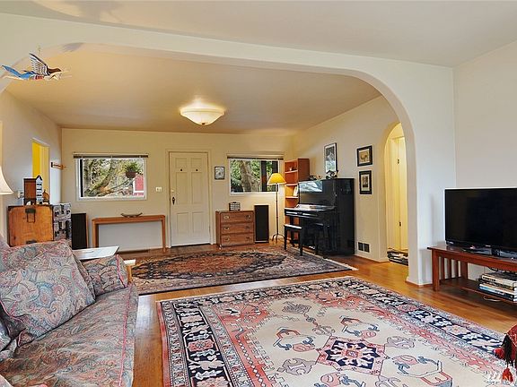 3rd image of 10527 Palatine Ave N