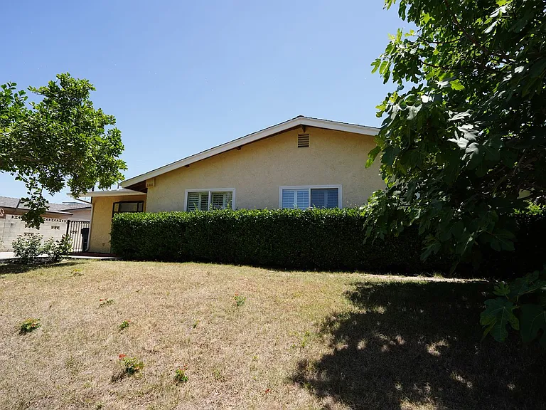 220 Lilac Ct — Photo 3