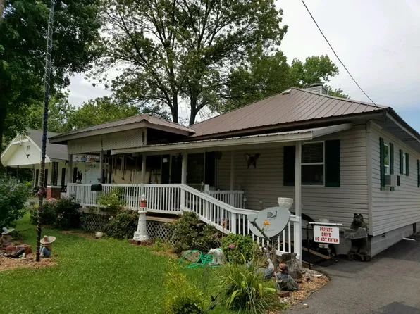 403 E Johnson St, Fairfield, IL 62837