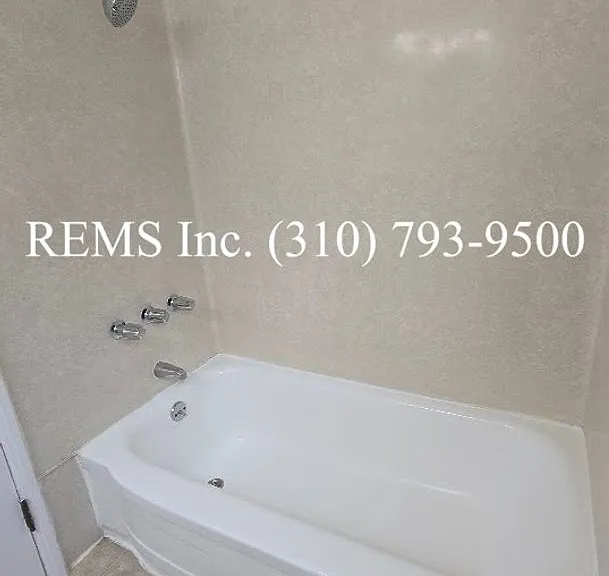 Bright Upstairs 1 Bedroom Apartment w/ Shared Garage Parking — Photo 17