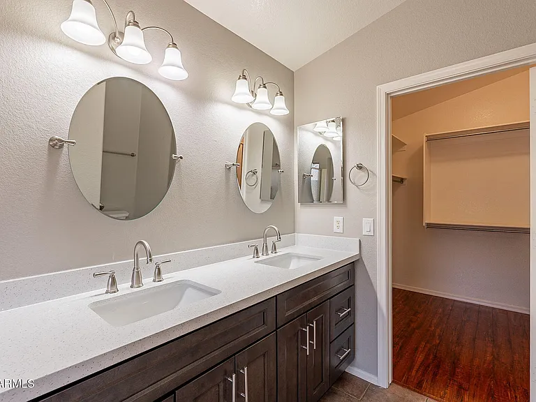 491 E Devon Dr — Photo 17