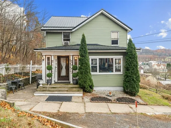 320 Elizabeth Ave, Evans City, PA 16033