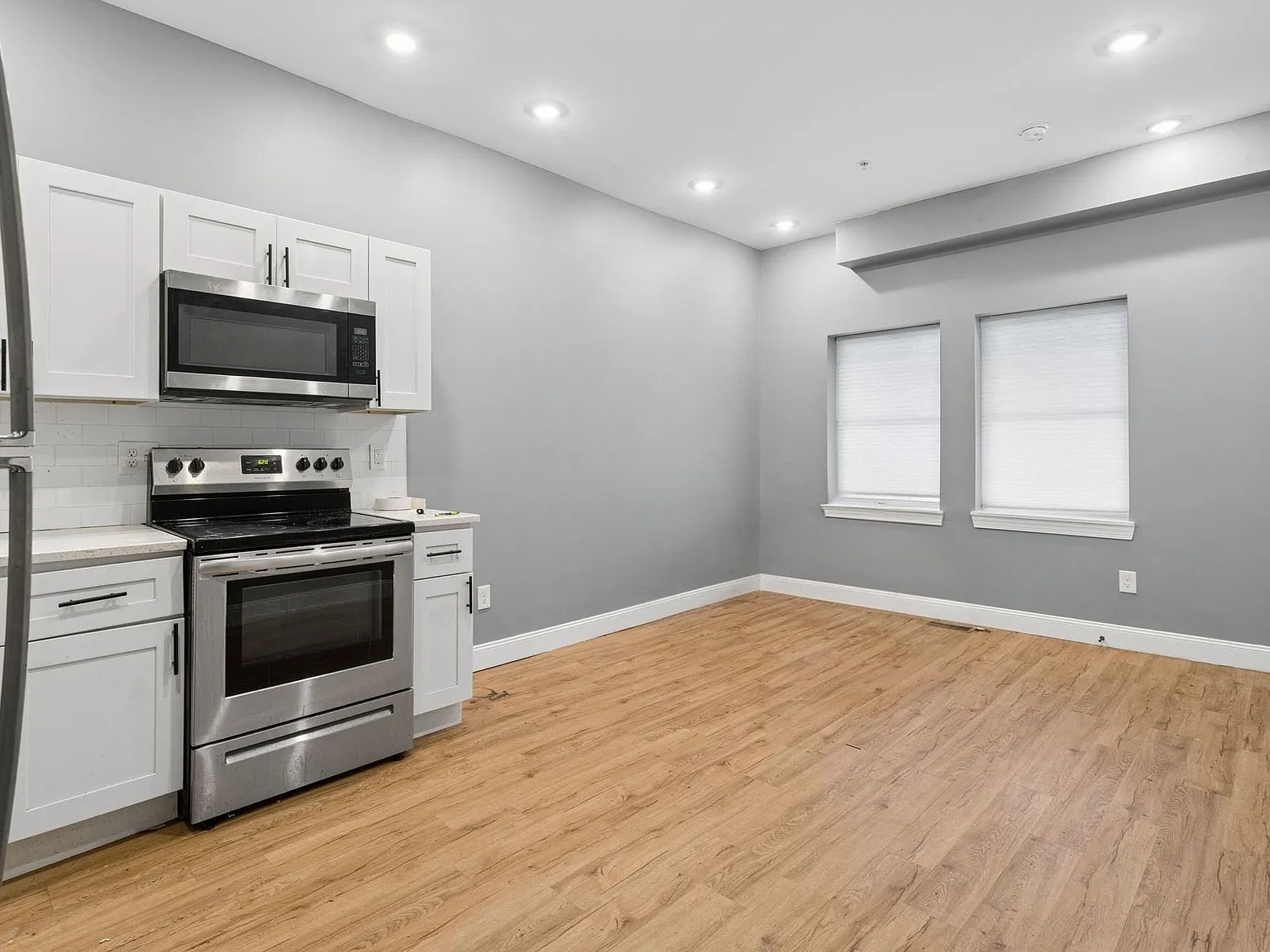 2932 W Oxford St — Photo 2
